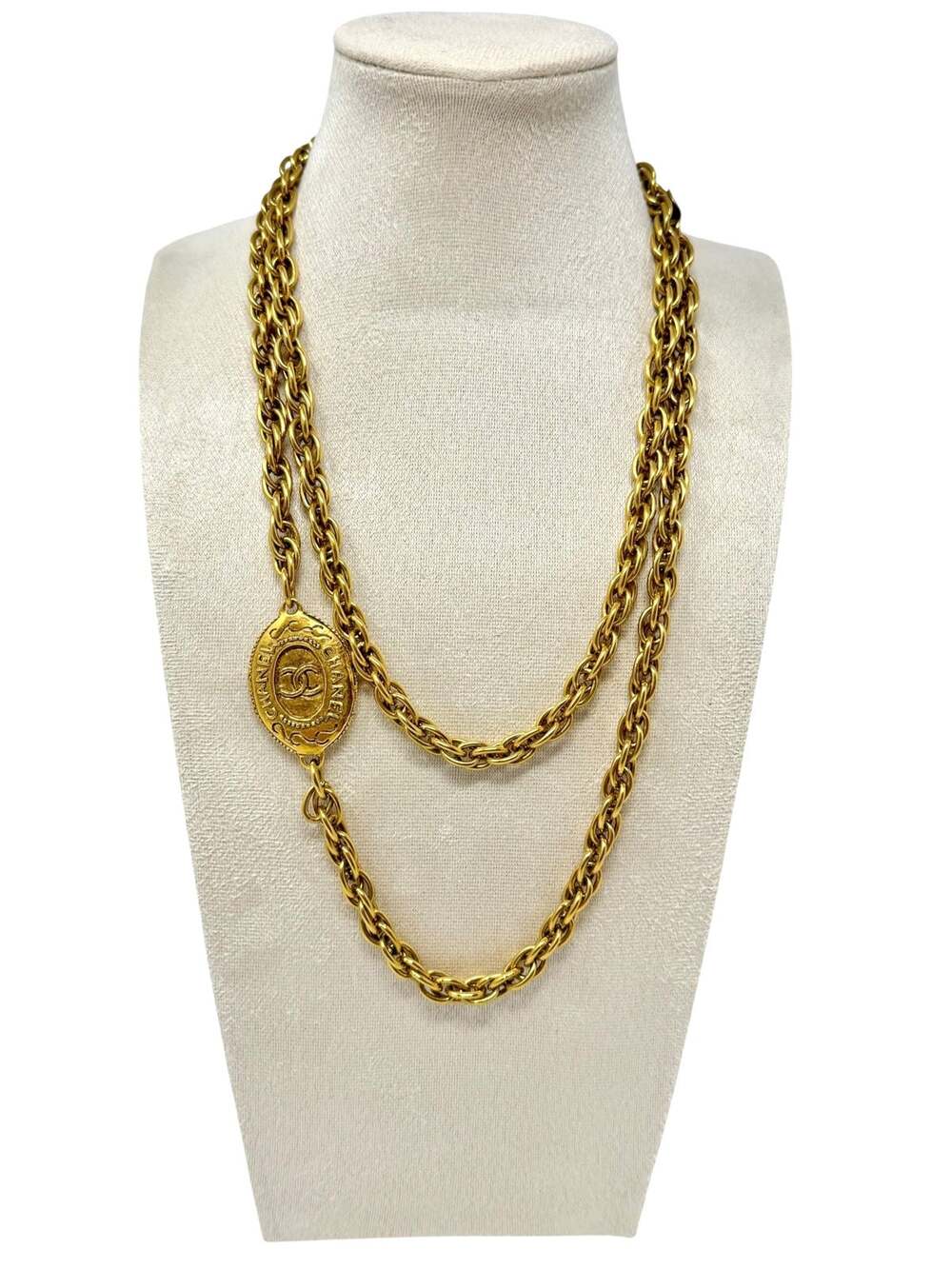 ✨🛍️ Chanel Vintage Gold-Plated Oval CC Medallion Chain Necklace